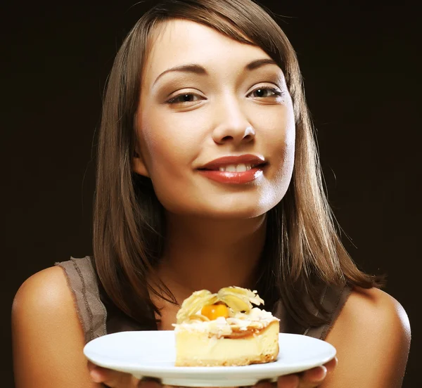 Mujer joven con un pastel — Foto de Stock