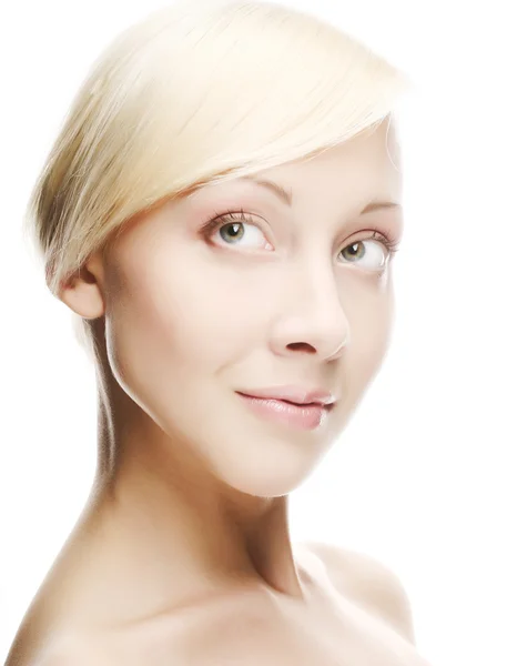 Vacker kvinnas ansikte med ren hud — Stockfoto