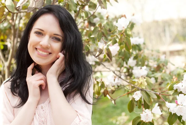 Glückliche Frau im Frühlingsgarten — Stockfoto