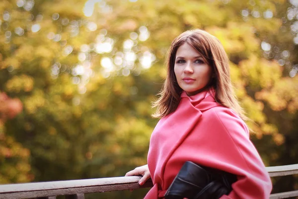 Vrouw wandelen in de herfst park — Stockfoto