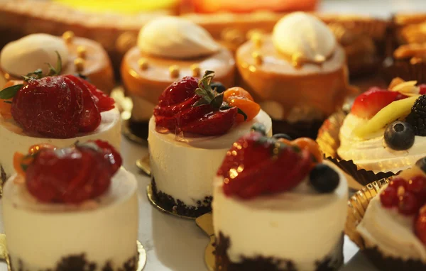 Gâteau au chocolat avec fraise et menthe — Photo