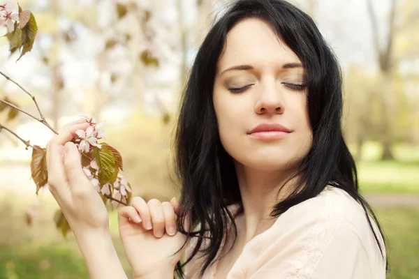 Gelukkige vrouw in de lentetuin — Stockfoto