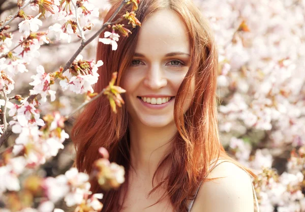 Feliz joven en el jardín de flores de primavera — Foto de Stock