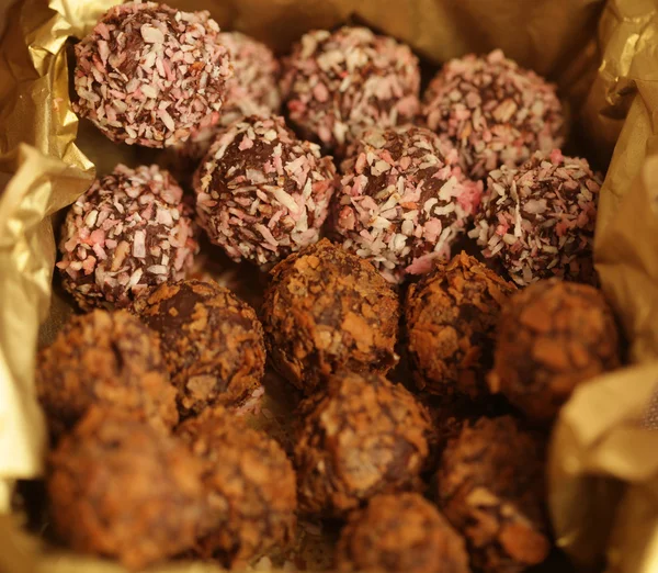 Cukierki czekoladowe w pudełku — Zdjęcie stockowe