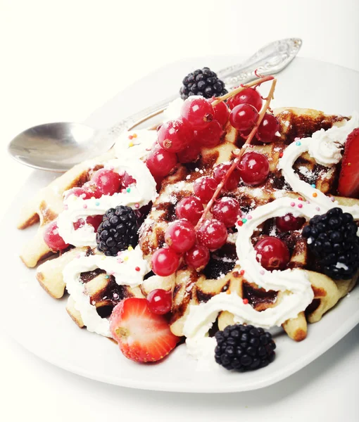 Wafels met aardbeien en bramen — Stockfoto