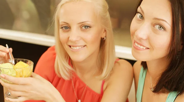 Young girls having coffee break — Stock Photo, Image