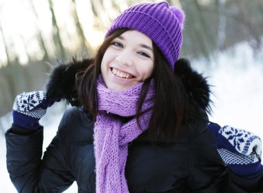 Kış parkındaki kadın