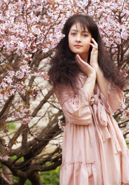 Bahar Çiçek bahçesinde mutlu genç kadın