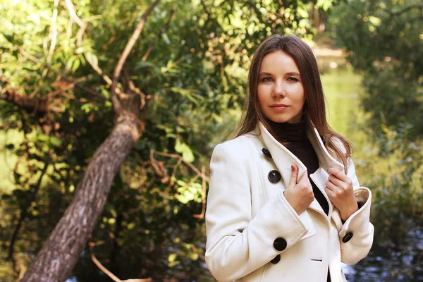 Moda mujer feliz cerca del río — Foto de Stock