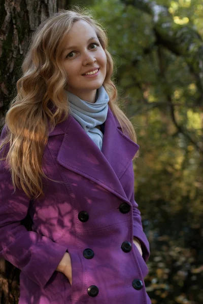 微笑的年轻女子在片秋色的公园 — 图库照片