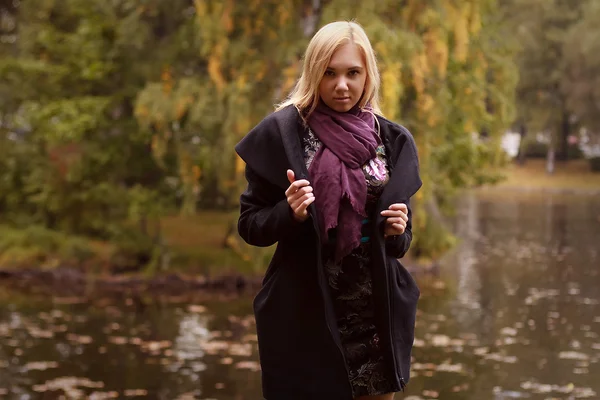 Mode gelukkig vrouw in de buurt van de rivier — Stockfoto