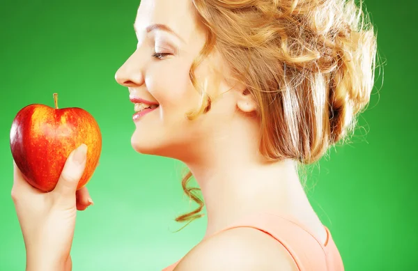 Frau hält einen Apfel in der Hand — Stockfoto