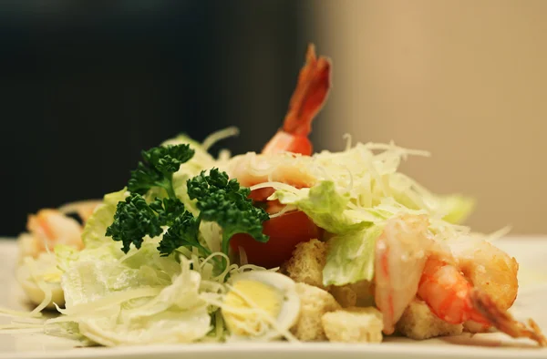 Caesar salad with shrimp — Stock Photo, Image