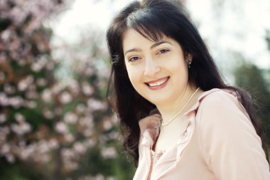 Bahar Çiçek bahçesinde esmer kadın