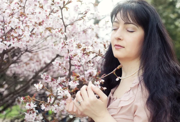 Bahar Çiçek bahçesinde esmer kadın — Stok fotoğraf
