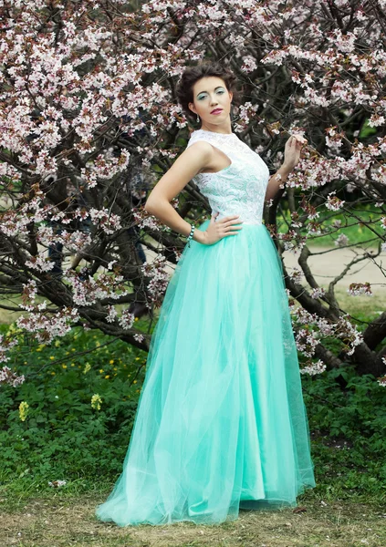 Hermosa mujer joven en el jardín de primavera —  Fotos de Stock