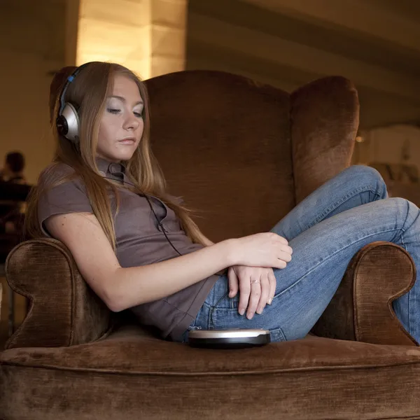 Kobieta słuchająca muzyki w słuchawkach — Zdjęcie stockowe
