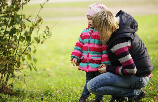 Happy mum with a daughter in autumn park — Stock Photo, Image