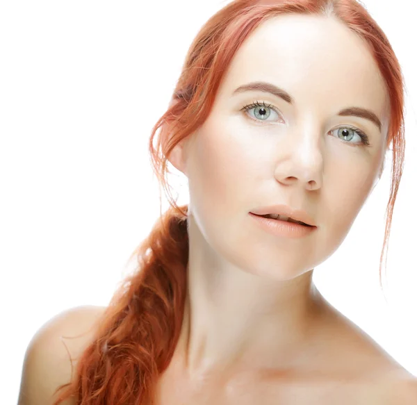 Schönes junges Mädchen mit roten Haaren — Stockfoto