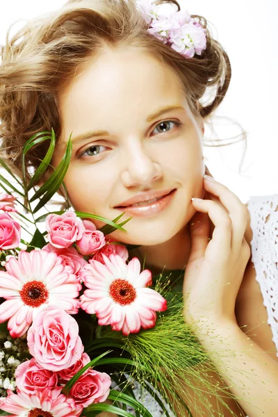 Bela jovem com flores de buquê — Fotografia de Stock