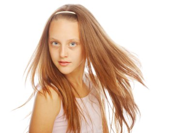 Studio beyaz arka plan üzerinde gülümseyen küçük kız