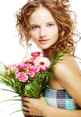 Çiçekleri olan güzel genç bir kadın.