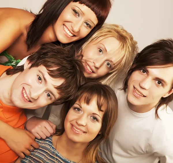 Junge Leute lächeln — Stockfoto