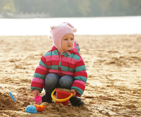 Kumla oynayan küçük kız — Stok fotoğraf