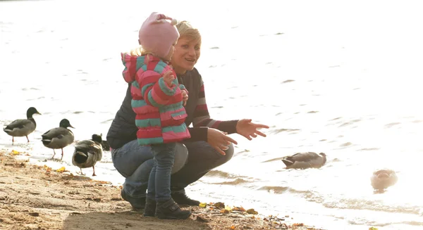 Anne ve kızı birlikte sahilde — Stok fotoğraf