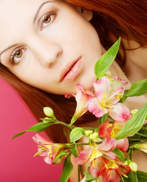 Молодая красивая женщина с розовыми цветами — стоковое фото
