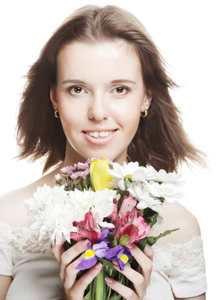 Gezicht van de schoonheid van de jonge mooie vrouw met bloemen — Stockfoto