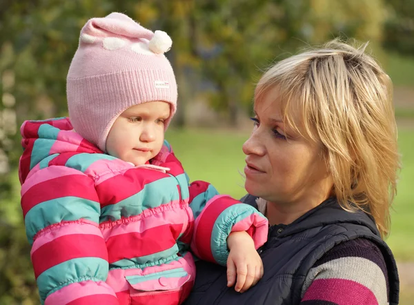 Mamá con una hija en el parque de otoño — Foto de Stock