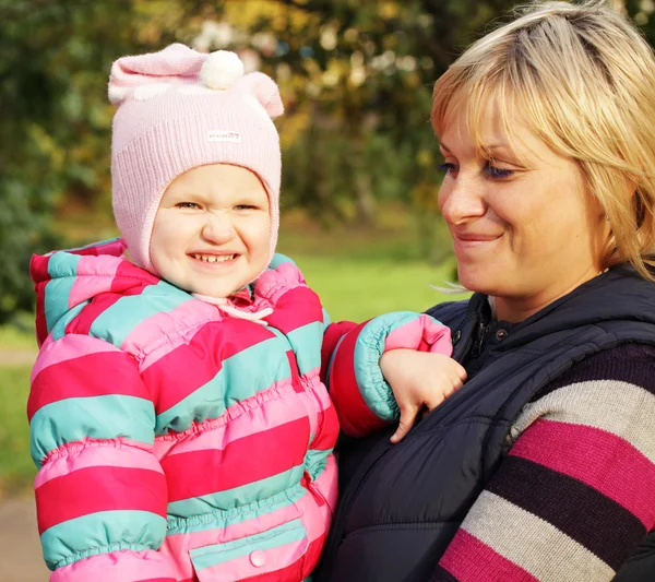 Mama met een dochter in herfst park — Stockfoto