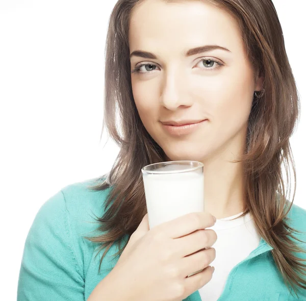 Jonge dame met een glas melk — Stockfoto