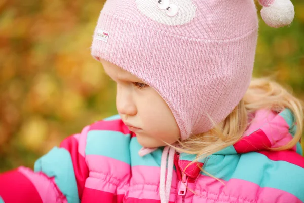 Happy kid in autumn park — Stock Photo, Image