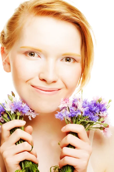 Ung vacker kvinna med blommor — Stockfoto