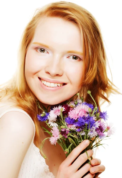 Jeune belle femme avec des fleurs — Photo