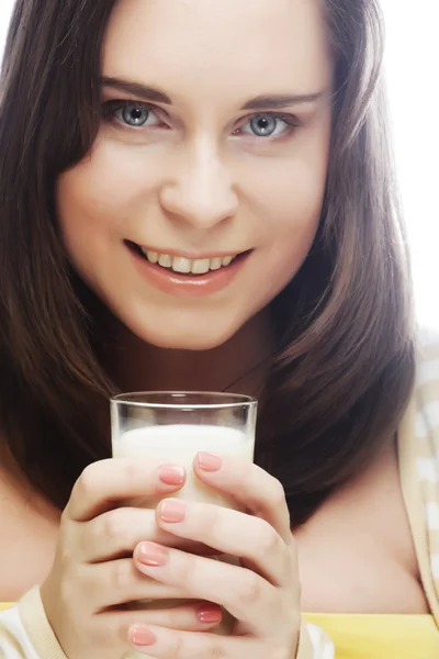 Giovane donna che tiene un bicchiere di latte fresco — Foto Stock