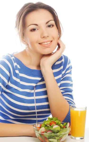 Mujer tiene ensalada de desayuno de verduras frescas — Foto de Stock