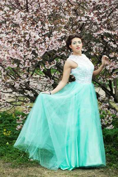 Spring Garden, uzun elbise giyen kadın — Stok fotoğraf