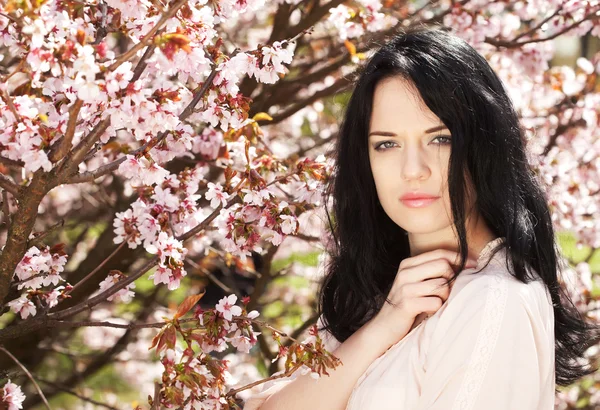 Hermosa mujer joven en el jardín de flores —  Fotos de Stock