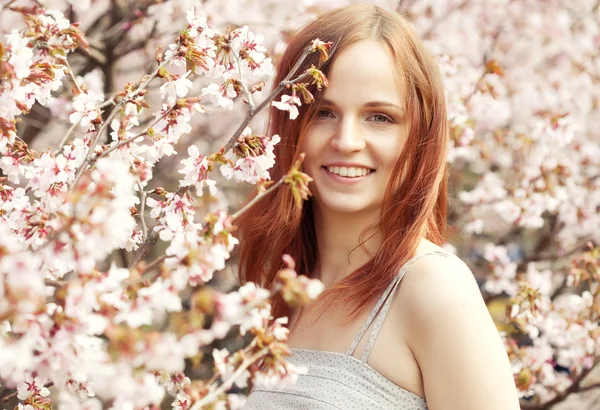 Felice giovane donna in primavera fiori giardino — Foto Stock