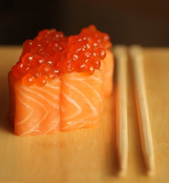 Rollos con salmón y caviar rojo — Foto de Stock