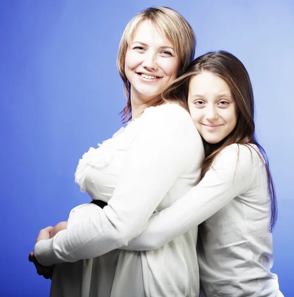 Zwangere vrouw met dochter — Stockfoto