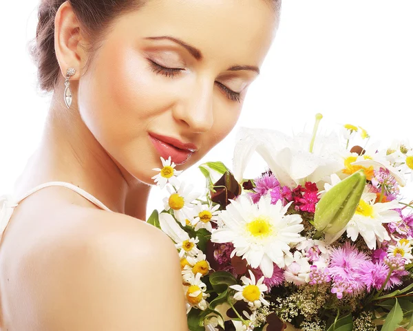 Bela jovem com flores de buquê — Fotografia de Stock