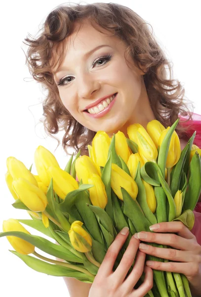 Jovem mulher sorridente com tulipas amarelas — Fotografia de Stock