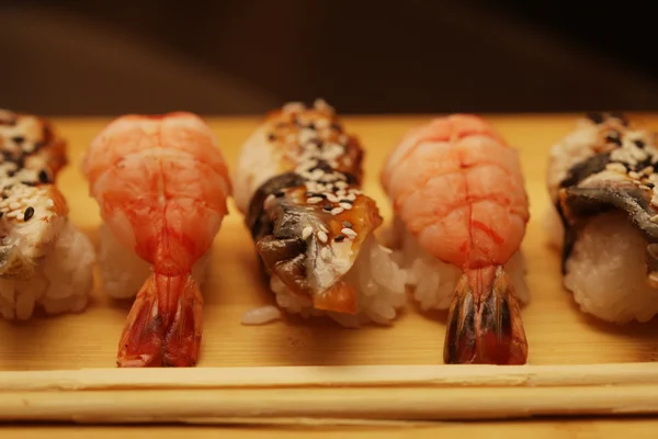Sushi japonés en plato de madera — Foto de Stock