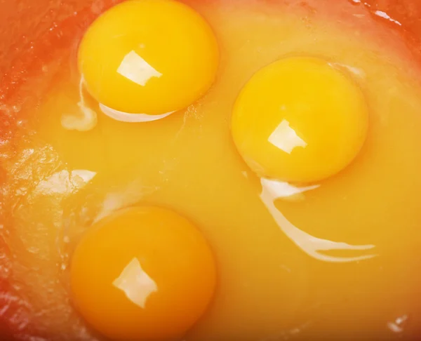 Uovo crudo in una ciotola — Foto Stock