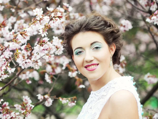 Bela jovem mulher no jardim de primavera — Fotografia de Stock