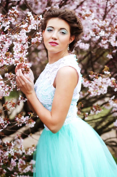 Hermosa mujer joven en el jardín de primavera —  Fotos de Stock